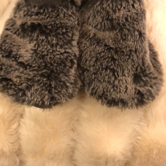 🎁 Adorable faux fur slippers, like new size 8 - Picture 2 of 4